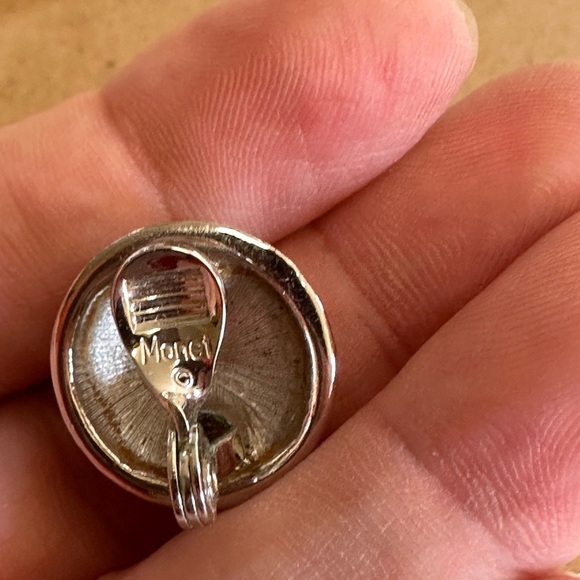 Vintage Round Silver Etched Clip On Earrings. Shiny. Nice. Simple. - Picture 3 of 5